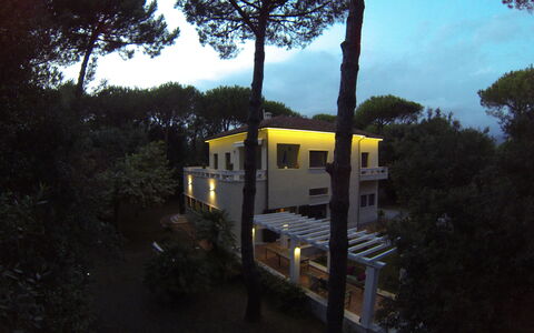 Marina Dei Ronchi Prestige: Arbre, Ciel, Maison, Architecture, Paysage, Véhicule, Domicile