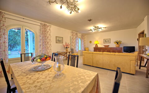 Villa Gaville: Pièce, Propriété, Design Intérieur, Bâtiment, Meubles, Plafond, Jaune, Salle À Manger, Maison, Domicile